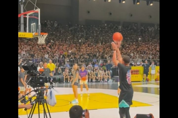 跑动投篮25中21简直非人类！库里中国行绕圈投篮让球迷阵阵惊呼