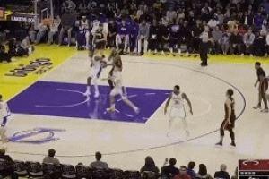 卧底？约维奇底角空位不投 传球失误直接将球送给湖人