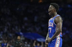 不像新秀！埃奇库姆继续稳定发挥 上半场9中5砍下14分2助2断