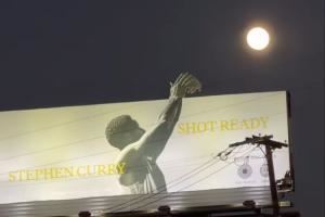 😍天才设计!库里LA广告牌火遍全美!美球迷:帅炸了兄弟!