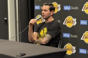 雷迪克穿艾顿定制球衣出席新闻发布会:我们希望他能成为雄狮!